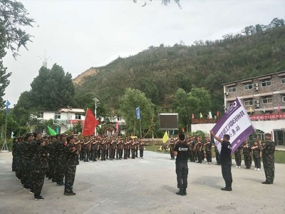 長城科工貿(mào)團(tuán)隊(duì)拓展列隊(duì)訓(xùn)練照